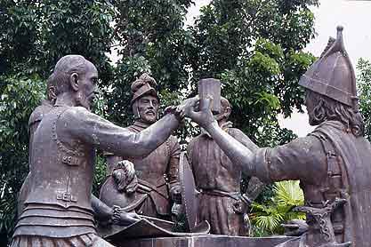 Monumento al pacto celebrado entre López de Legazpi y el cacique Datu Sikatuna en Tagbilaran, Bohol.
